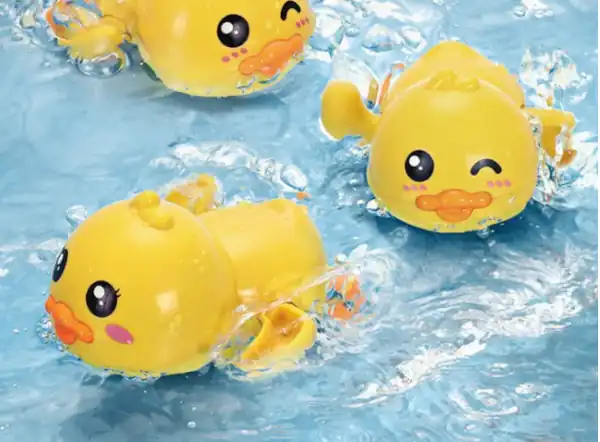mainan bebek putar berenang