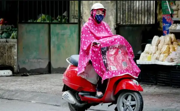 tips memakai jas hujan di motor